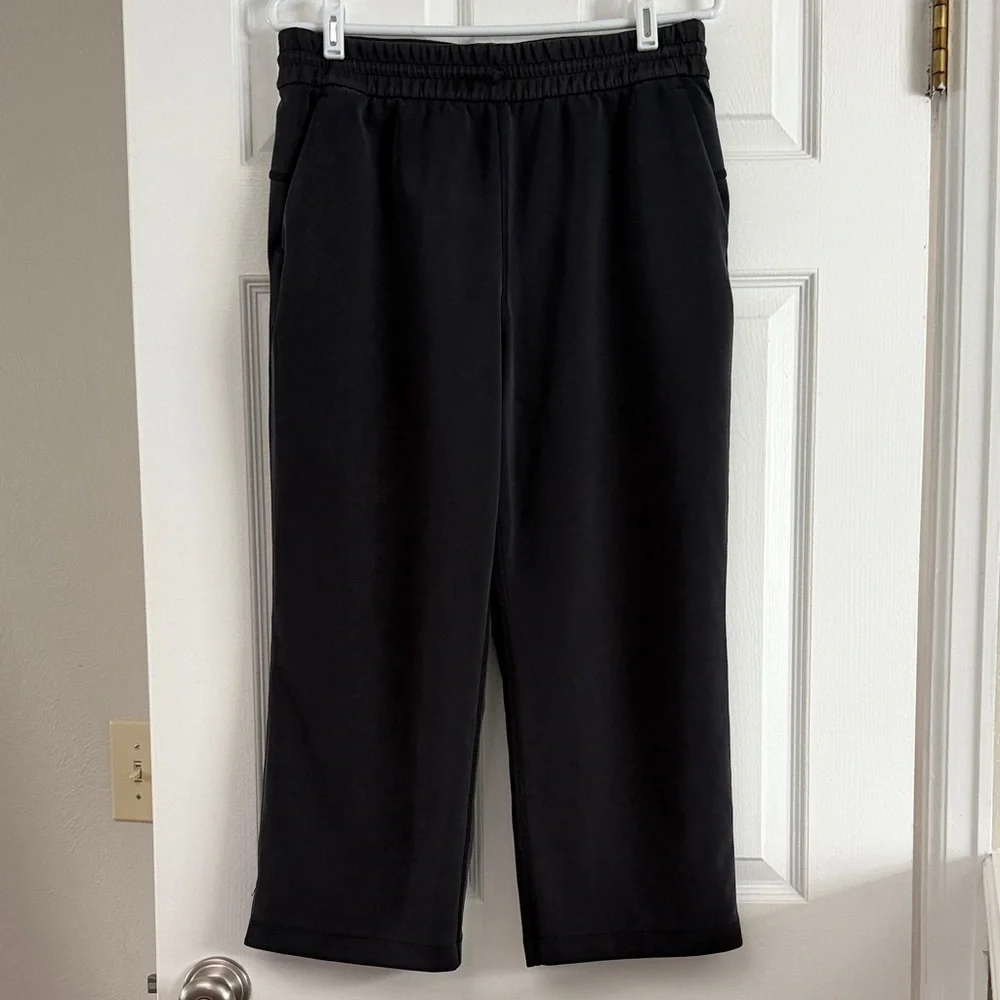 Lululemon size 10 Softstreme High-Rise Straight-Leg Cropped Pant Black